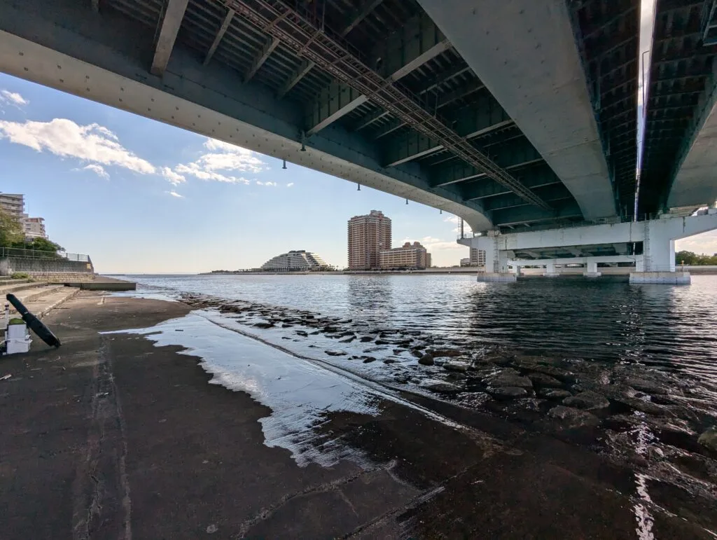 西宮浜の橋の下